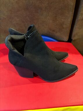 Qupid Black Pointed Toe Ankle Booties with Block Heel